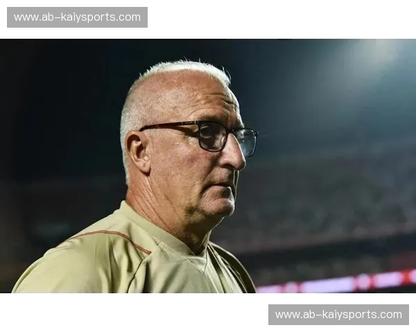 世界杯教练：站在战术与人心交汇处的舵手